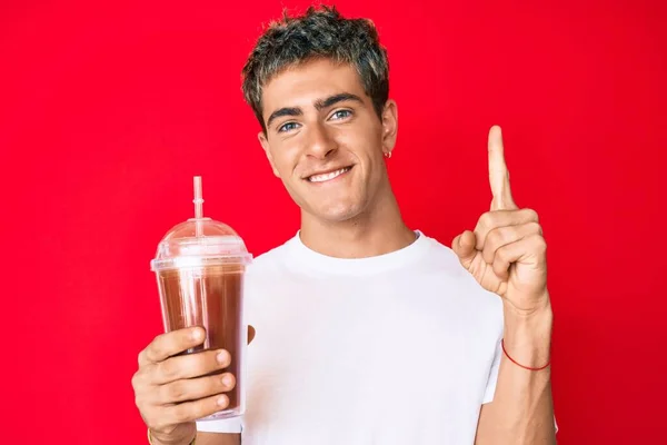 Homem Bonito Jovem Segurando Vidro Smoothie Sorrindo Com Uma Ideia — Fotografia de Stock