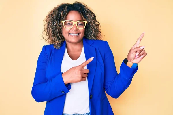 Junge Afrikanisch Amerikanische Size Frau Mit Businessjacke Und Brille Lächelt — Stockfoto