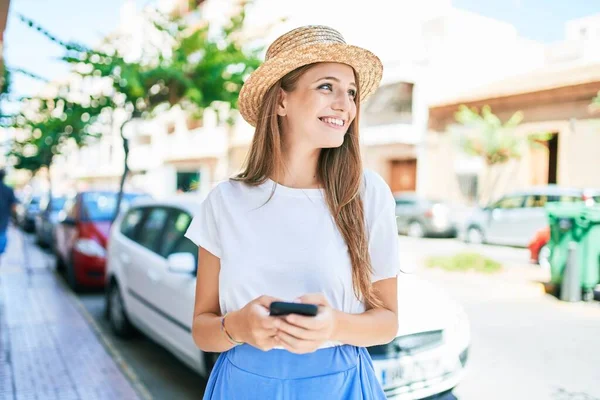 Genç Sarışın Kadın Tatilde Gülümsüyor Şehrin Caddesinde Akıllı Telefon Kullanıyor — Stok fotoğraf