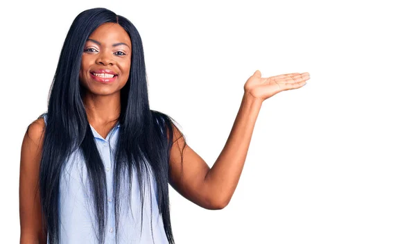 Jeune Femme Afro Américaine Portant Des Vêtements Décontractés Souriant Présentation — Photo