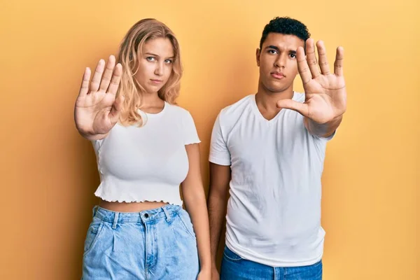 Jeune Couple Interracial Portant Shirt Blanc Décontracté Faisant Arrêter Chanter — Photo