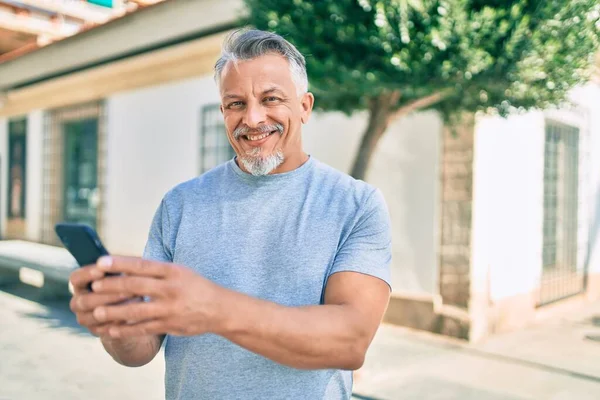 Středověký Hispánský Šedovlasý Muž Šťastně Usmívá Pomocí Smartphonu Městě — Stock fotografie