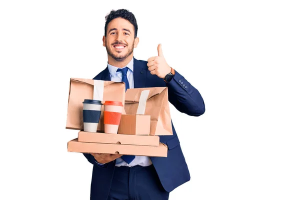 Jovem Hispânico Vestindo Terno Segurando Takeaway Café Comida Sorrindo Feliz — Fotografia de Stock