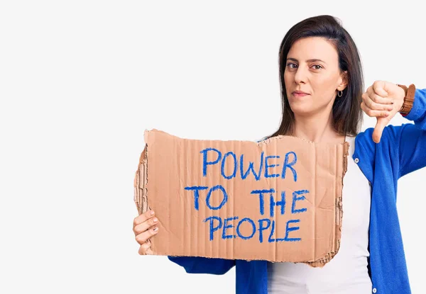 Junge Schöne Frau Hält Dem Volk Die Macht Vor Transparent — Stockfoto