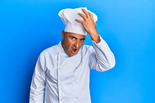 成熟的中东男人穿着职业厨师的制服 头戴帽子 对手头上的错误感到惊讶 记住错误 坏的记忆概念 — 图库照片