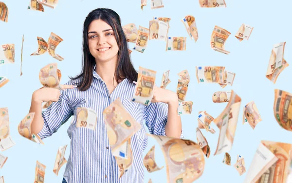 Menina Bonita Nova Vestindo Camisa Listrada Olhando Confiante Com Sorriso — Fotografia de Stock