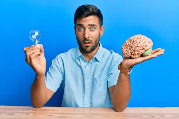 Bonito Homem Hispânico Segurando Lâmpada Cérebro Para Inspiração Ideia Rosto — Fotografia de Stock