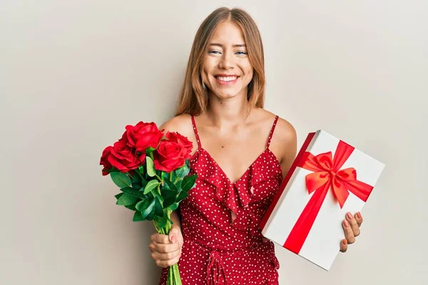 Gyönyörű Fiatal Szőke Kezében Évforduló Ajándék Csokor Virág Mosolygó Boldog — Stock Fotó