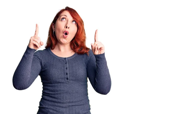 Young Beautiful Redhead Woman Wearing Casual Shirt Amazed Surprised Looking — Stock Photo, Image