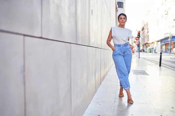 Mulher Bonita Vestindo Roupas Elegantes Andando Pela Rua — Fotografia de Stock