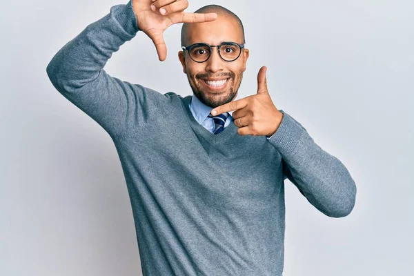 Hispanic Vuxen Man Bär Glasögon Och Business Stil Leende Gör — Stockfoto