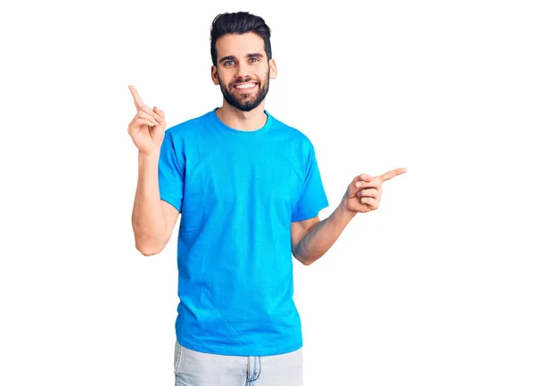 Joven Hombre Guapo Con Barba Con Camiseta Casual Sonriendo Confiado — Foto de Stock