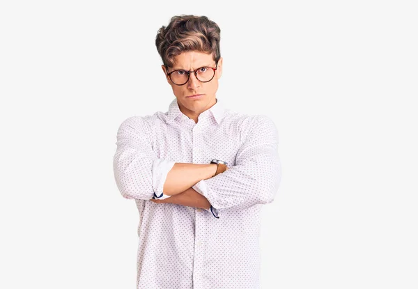 Mladý Pohledný Muž Pracovních Šatech Brýlích Skeptický Nervózní Nesouhlasný Výraz — Stock fotografie