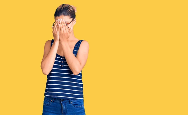 Joven Hermosa Mujer Con Ropa Casual Gafas Con Expresión Triste —  Fotos de Stock