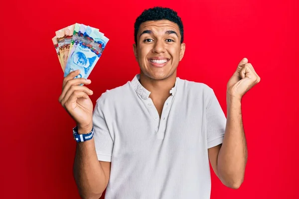 Joven Árabe Sosteniendo Dólares Canadienses Gritando Orgulloso Celebrando Victoria Éxito —  Fotos de Stock