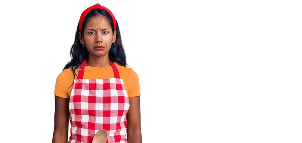 Молода Індійська Дівчина Одягнена Професійний Пекарський Фартух Пригнічена Турбується Про — стокове фото