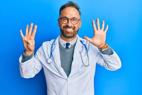 Schöner Mann Mittleren Alters Arztuniform Und Stethoskop Der Mit Finger — Stockfoto