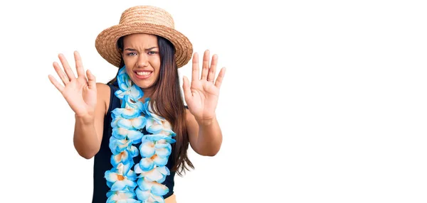 Joven Chica Latina Hermosa Vistiendo Lei Hawaiano Sombrero Verano Asustado —  Fotos de Stock