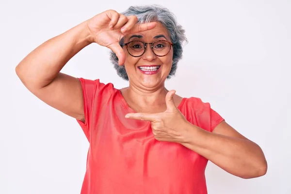 Starší Hispánská Šedovlasá Žena Neformálním Oblečení Brýlích Úsměvem Vytvářejícím Rámeček — Stock fotografie