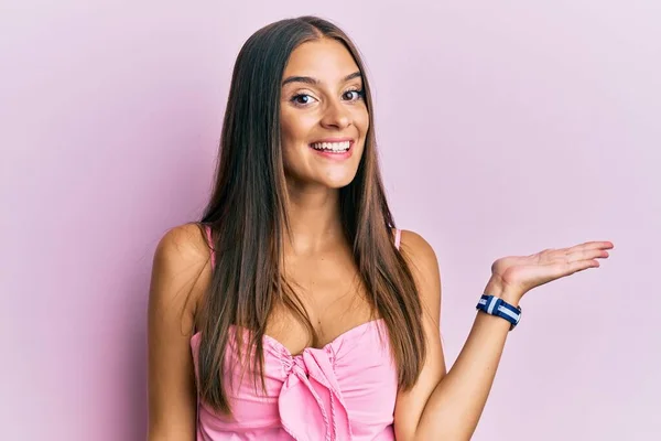 Young Hispanic Woman Wearing Casual Style Sleeveless Shirt Smiling Cheerful — Stock Photo, Image
