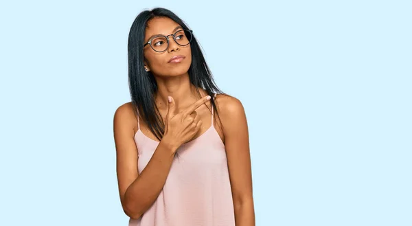Fiatal Afro Amerikai Alkalmi Ruhát Szemüveget Visel Mutató Kéz Ujját — Stock Fotó