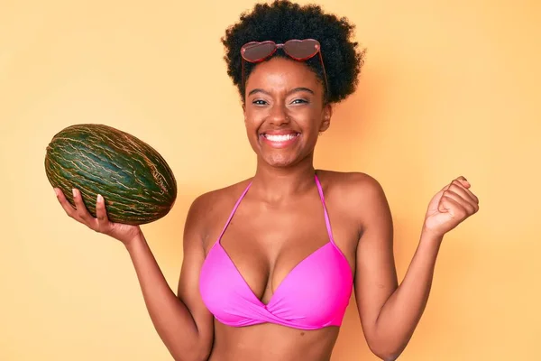 Jovem Afro Americana Vestindo Biquíni Segurando Melão Gritando Orgulhoso Celebrando — Fotografia de Stock