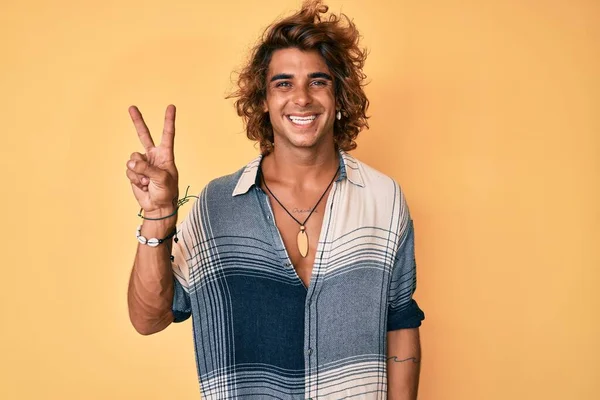 Νεαρός Ισπανός Που Φοράει Καλοκαιρινό Στυλ Χαμογελώντας Χαρούμενο Πρόσωπο Κλείνει — Φωτογραφία Αρχείου