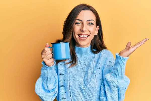 Joven Morena Sosteniendo Una Taza Café Celebrando Victoria Con Sonrisa — Foto de Stock