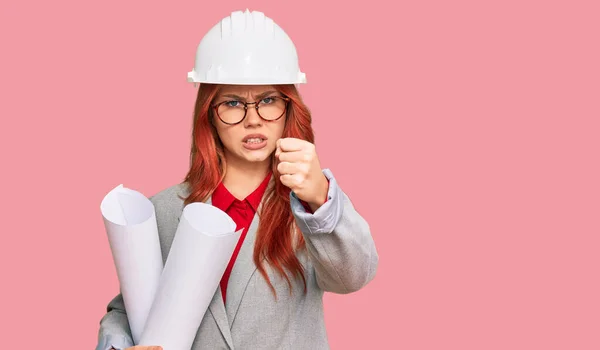 Junge Rothaarige Architektin Mit Schutzhelm Blaupausen Der Hand Genervt Und — Stockfoto