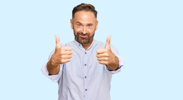 셔츠를 손으로 긍정적 행동을 남자가 웃으며 성공을 승자의 — 스톡 사진