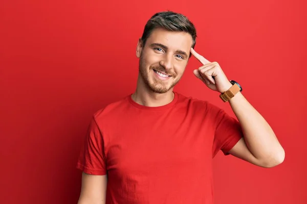 Bonito Homem Caucasiano Vestindo Camiseta Vermelha Casual Sorrindo Apontando Para — Fotografia de Stock