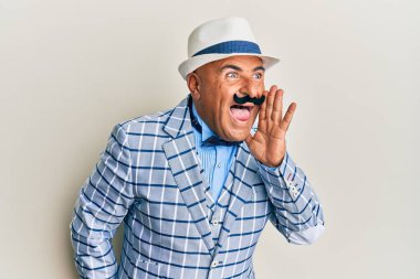 Klasik ve zarif moda tarzıyla bıyıklı olgun bir Orta Doğulu adam el ele tutuşarak bağırıyor ve bağırıyor. iletişim konsepti. 