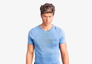 Gündelik kıyafetler giyen, kuşkucu ve gergin genç yakışıklı bir adam sorun yüzünden üzgün. negatif kişi. 