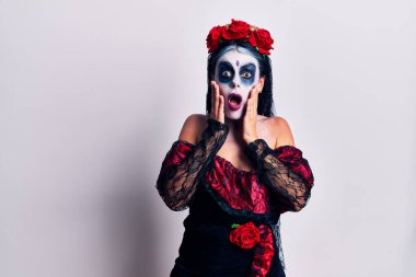 Ölü makyajından Meksika günü giymiş genç bir kadın. Korkmuş ve şok olmuş. Şaşırmış ve şaşırmış bir halde. 