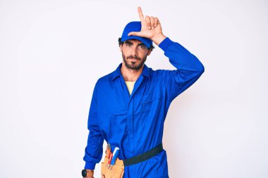 Kıvırcık saçlı ve ayı gibi giyinen yakışıklı genç adam. Alnında parmakları olan insanlarla dalga geçiyor. Ezik hareketler yapıyor, alay ediyor ve hakaret ediyor.. 