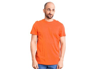 Genç yakışıklı adam rahat bir şekilde gömleğini indiriyor. Gülümsüyor, yan tarafa bakıyor ve düşünüyor.. 