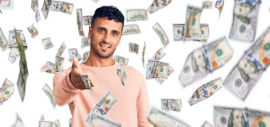 Gündelik kıyafetler giyen, neşeli gülümseyen, yardım eli uzatan ve kabul gören genç İspanyol bir adam..