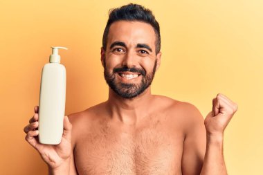 İspanyol asıllı genç adam elinde güneş kremi tutarak gururla bağırıyor zaferi ve başarıyı kutluyor. 