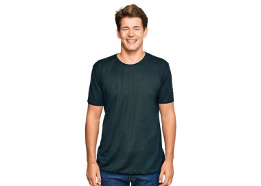 Yüzünde mutlu ve havalı bir gülümseme olan günlük kıyafetler giyen yakışıklı beyaz bir adam. şanslı kişi. 