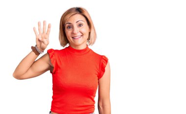 Genç sarışın kadın gündelik giysiler giyer ve parmaklarını dört numara ile gösterir ve gülümserken kendinden emin ve mutludur.. 