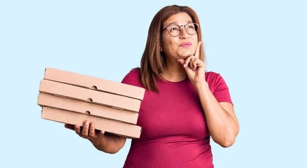 Medelålders Latinamerikansk Kvinna Som Håller Leverans Pizza Box Allvarligt Ansikte — Stockfoto