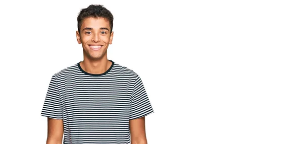 Joven Hombre Afroamericano Guapo Usando Ropa Casual Con Una Sonrisa —  Fotos de Stock