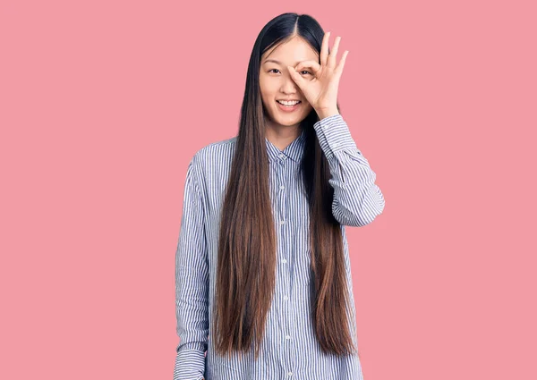 Молодая Красивая Китаянка Повседневной Рубашке Делает Хорошо Жест Улыбкой Руке — стоковое фото
