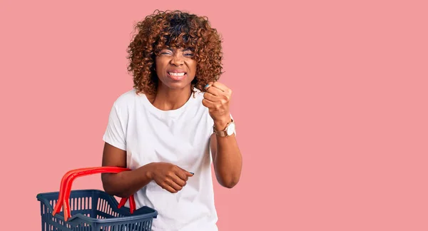 Jonge Afro Amerikaanse Vrouw Die Een Supermarkt Winkelmandje Vasthoudt Geïrriteerd — Stockfoto