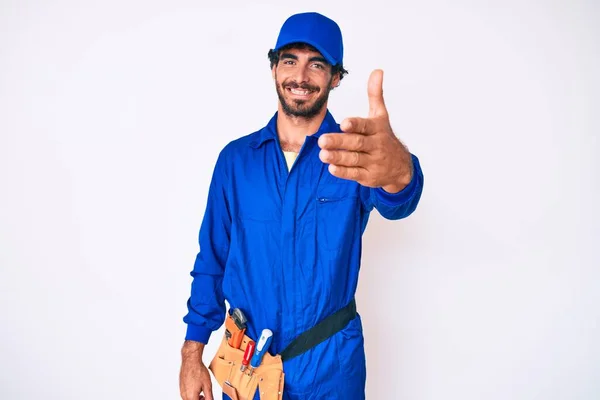 Knappe Jongeman Met Krullend Haar Beer Weven Klusjesman Uniform Glimlachend — Stockfoto