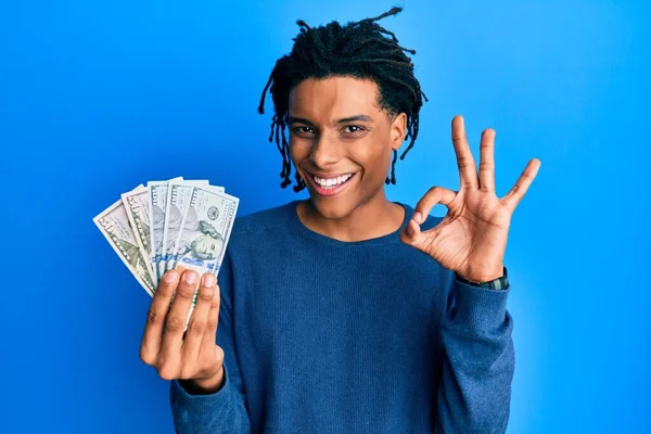 Νεαρός Αφροαμερικάνος Που Κρατά Δολάρια Κάνει Σημάδι Δάχτυλα Χαμογελώντας Φιλικό — Φωτογραφία Αρχείου