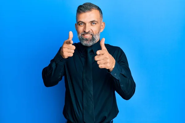 Homem Bonito Meia Idade Vestindo Camisa Negócios Gravata Apontando Dedos — Fotografia de Stock