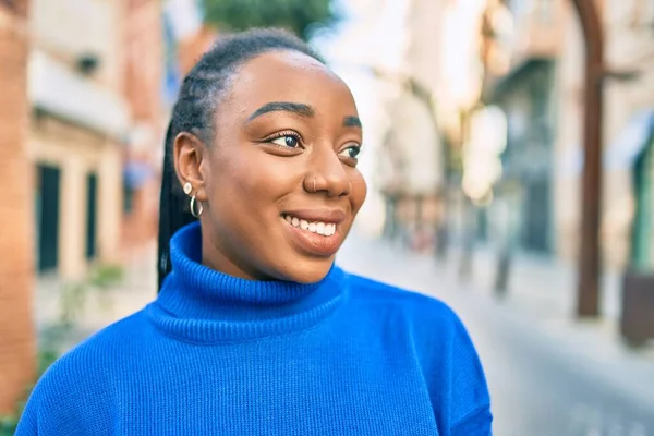 Молодая Африканская Американка Улыбается Счастливой Прогулке Городу — стоковое фото