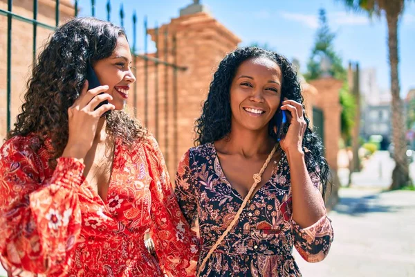 Afro Amerikaanse Moeder Dochter Glimlachen Gelukkig Praten Smartphone Het Park — Stockfoto