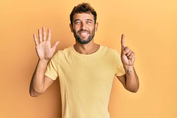 Hombre Guapo Con Barba Llevando Camiseta Amarilla Casual Sobre Fondo — Foto de Stock